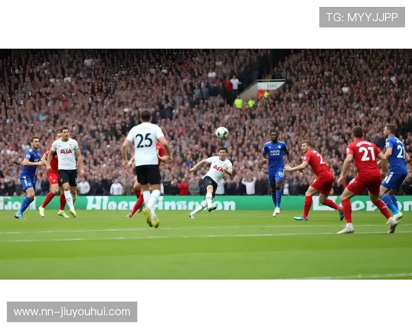 足球拉着线串起激情与梦想描绘绿茵场上团队与拼搏的力量